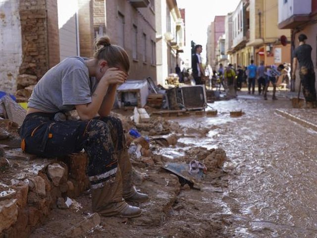 ‘U mundova t’i mbaja, por vërshimi i ujit mi mori nga duart’! Dëshmi tronditëse nga përmbytjet në Valencia! Historia e dy vëllezëve të mitur të cilëve ka tronditur Spanjën